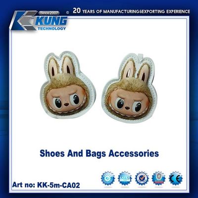 Accessori per scarpe e borse appesi alle borse come decorazione alla moda per l'uso quotidiano sportivo o i viaggi